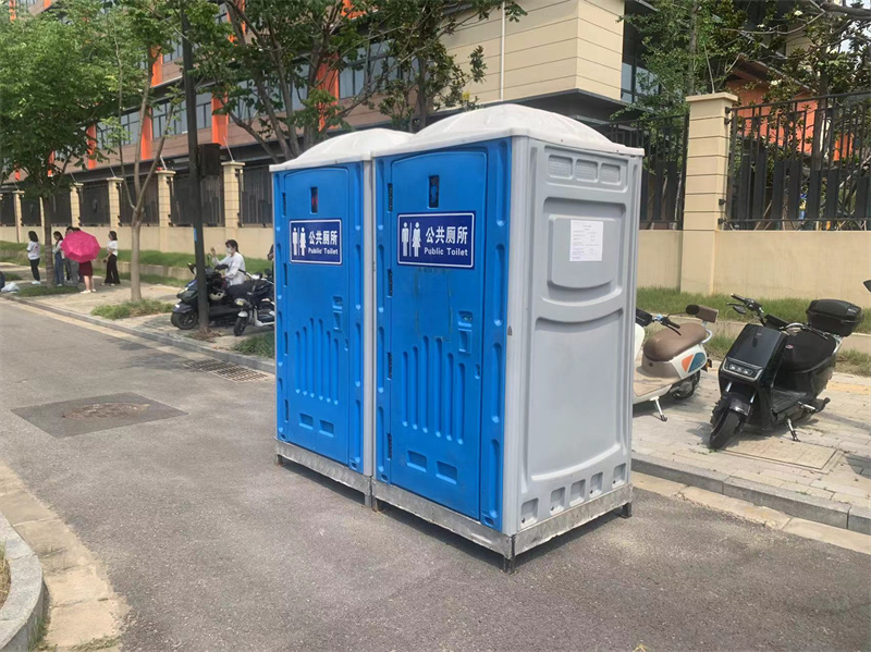 南京江北新区护考城管租来移动公厕方便考生